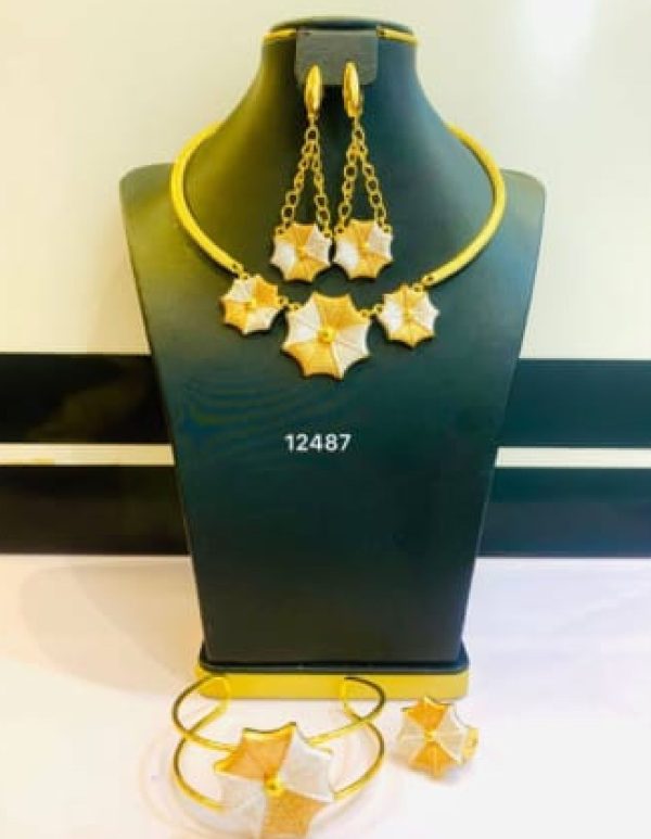 12487 - Golden Jewelry